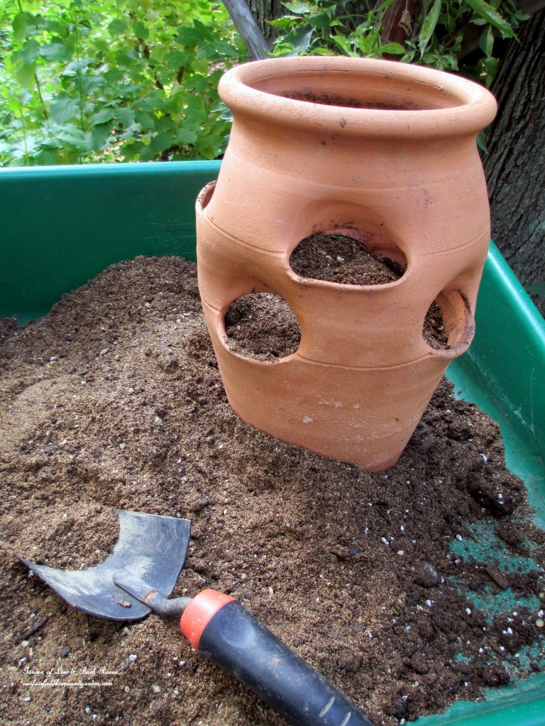 https://ourfairfieldhomeandgarden.com/diy-project-succulent-planter-pot/