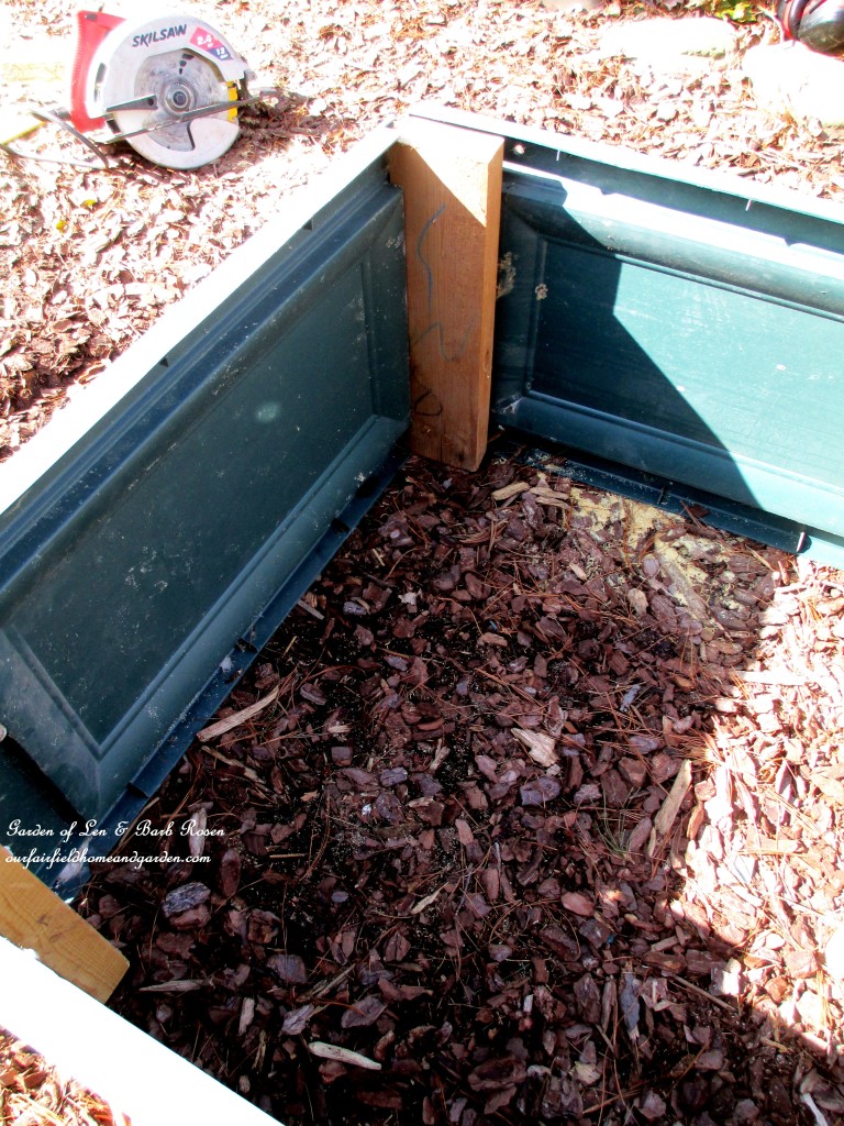 corner detail ~ interior view https://ourfairfieldhomeandgarden.com/diy-project-raised-beds-for-free/