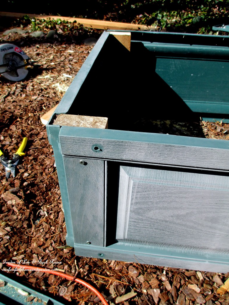 corner detail ~ exterior view https://ourfairfieldhomeandgarden.com/diy-project-raised-beds-for-free/