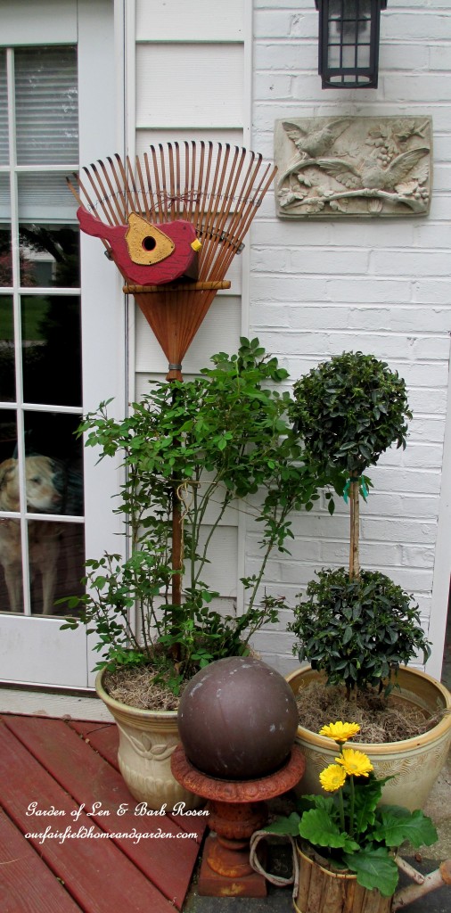 Rake decor https://ourfairfieldhomeandgarden.com/diy-project-repurposed-rakes/