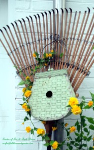 ~ Birdhouse Rake ~ https://ourfairfieldhomeandgarden.com/diy-project-repurposed-rakes/