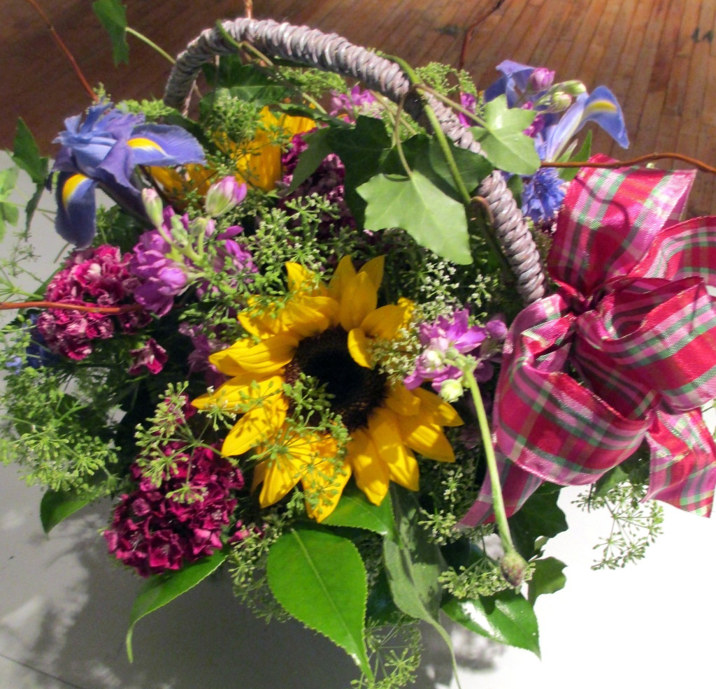 a finished country basket https://ourfairfieldhomeandgarden.com/diy-project-country-flower-basket/