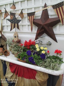 Patriotic Potting Sink https://ourfairfieldhomeandgarden.com/happy-4th-of-july-patriotic-potting-sink/