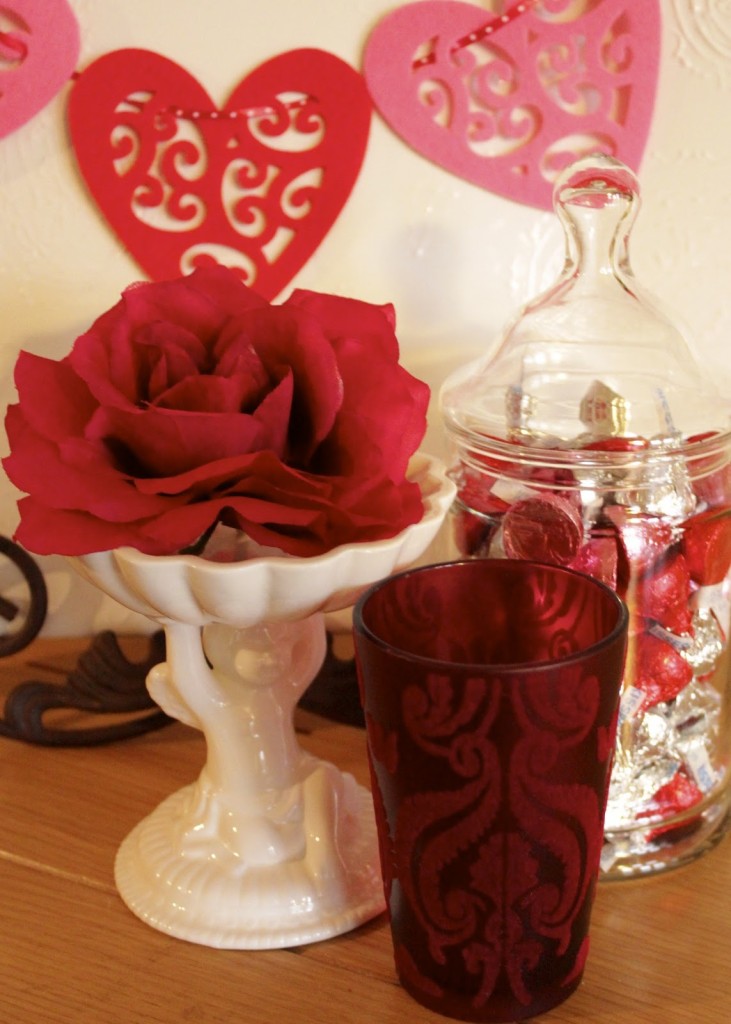 Valentine Decor Valentine Decor http://www.newhousenewhomenewlife.com/2012/02/just-touch-of-valentine-decor.html