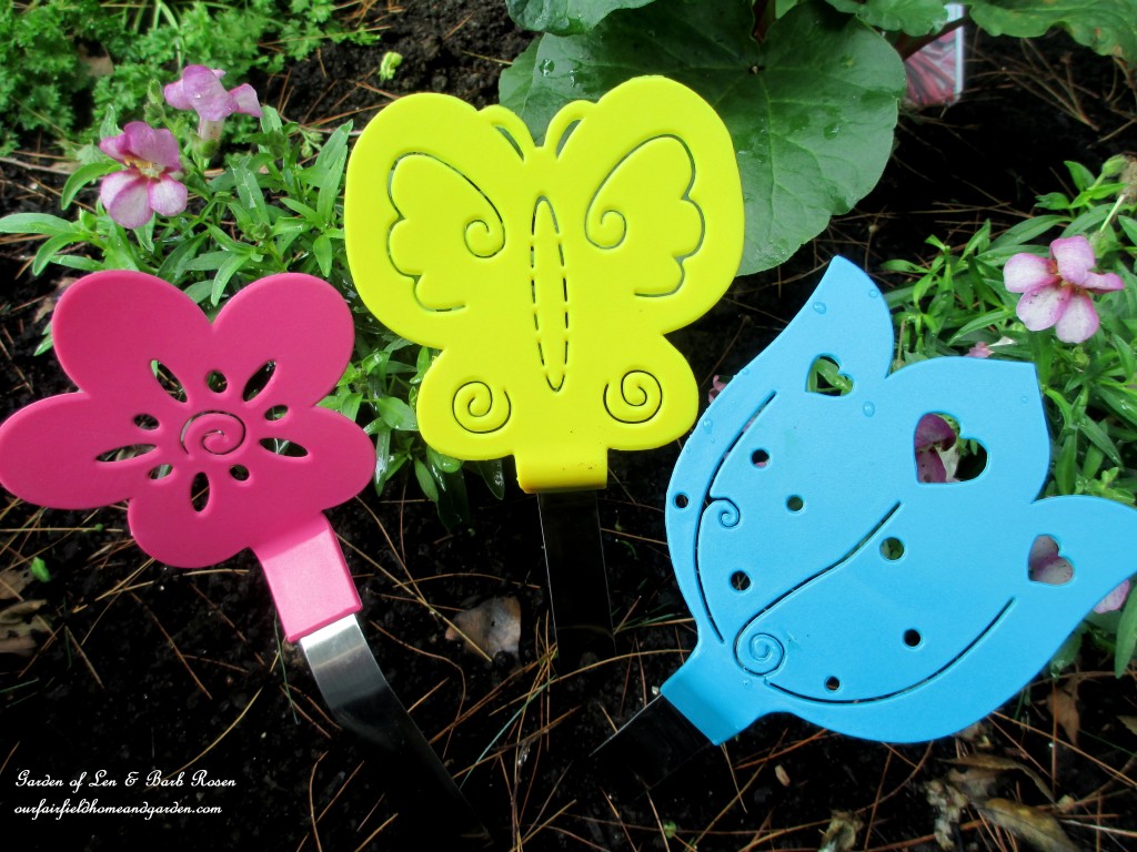 Dollar Store Spatula Garden Accents https://ourfairfieldhomeandgarden.com/kitschy-kitchen-garden-accents/