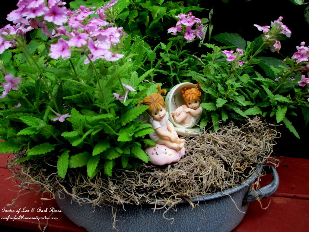 Roasting Pan Planter https://ourfairfieldhomeandgarden.com/kitschy-kitchen-garden-accents/