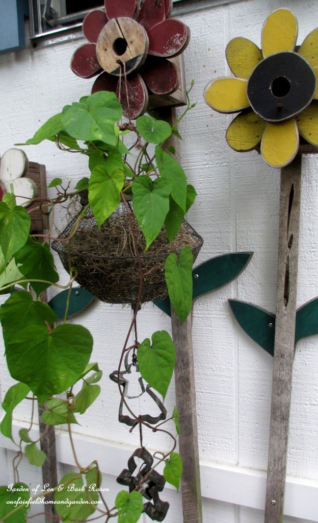 vintage garden accents https://ourfairfieldhomeandgarden.com/kitschy-kitchen-garden-accents/