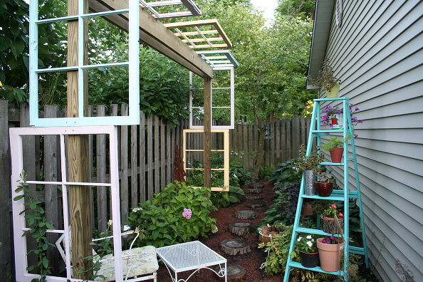 Modified Pergola http://www.somewhatquirkydesign.com/2012/07/building-modified-pergola-with-recycled.html
