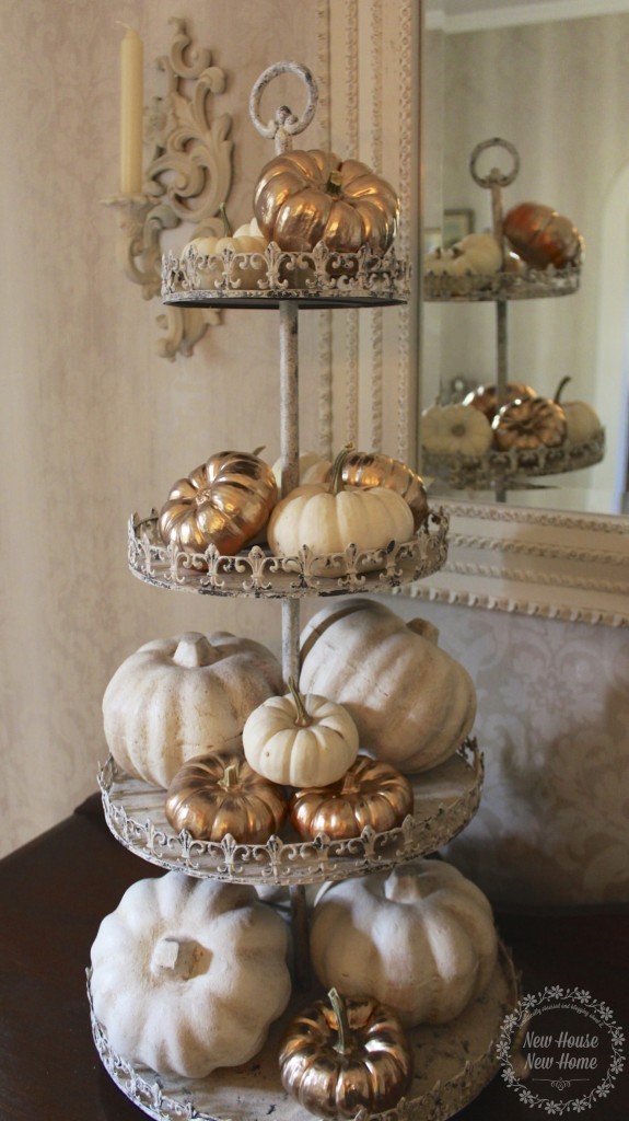 Fall Decorating http://www.newhousenewhomenewlife.com/2014/09/gold-painted-pumpkins.html#sthash.MU1LjPlf.pGfbmmG4.dpbs