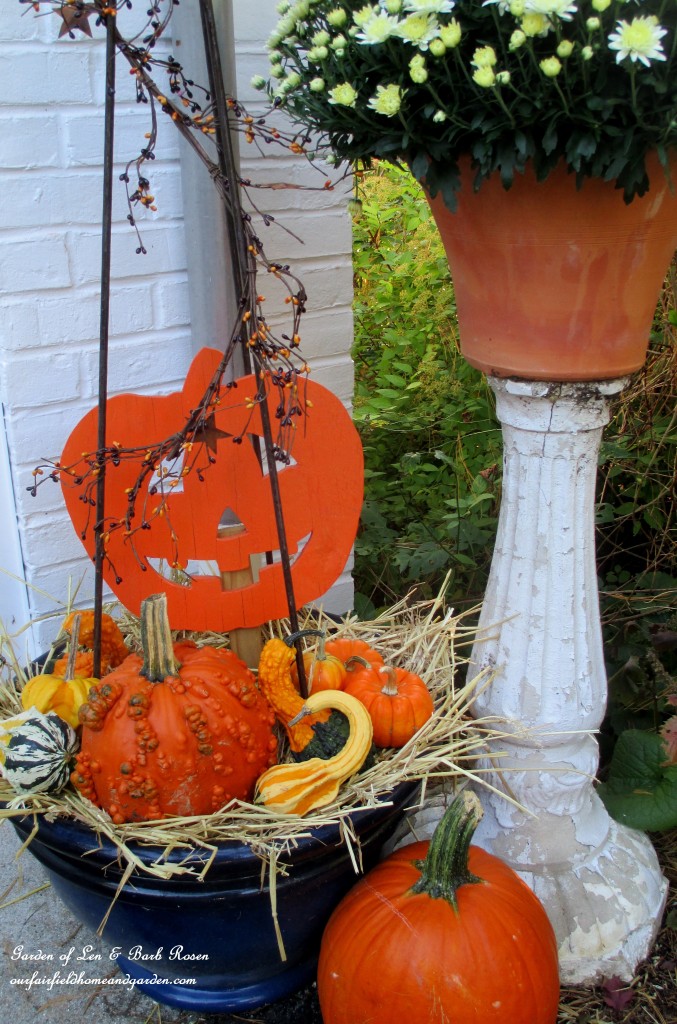 Halloween Planter https://ourfairfieldhomeandgarden.com/fall-outdoor-decor-our-fairfield-home-and-garden/