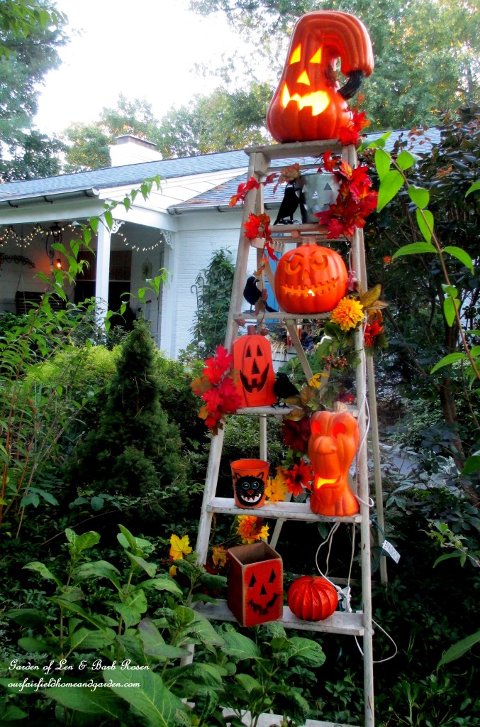 Pumpkin Ladder https://ourfairfieldhomeandgarden.com/fall-outdoor-decor-our-fairfield-home-and-garden/