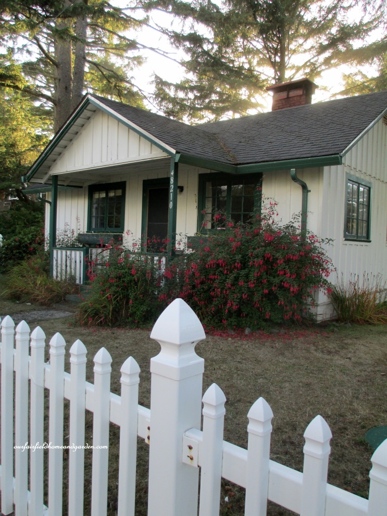 Beach Cottage https://ourfairfieldhomeandgarden.com/an-oregon-trip-proposal-rock-at-neskowin/