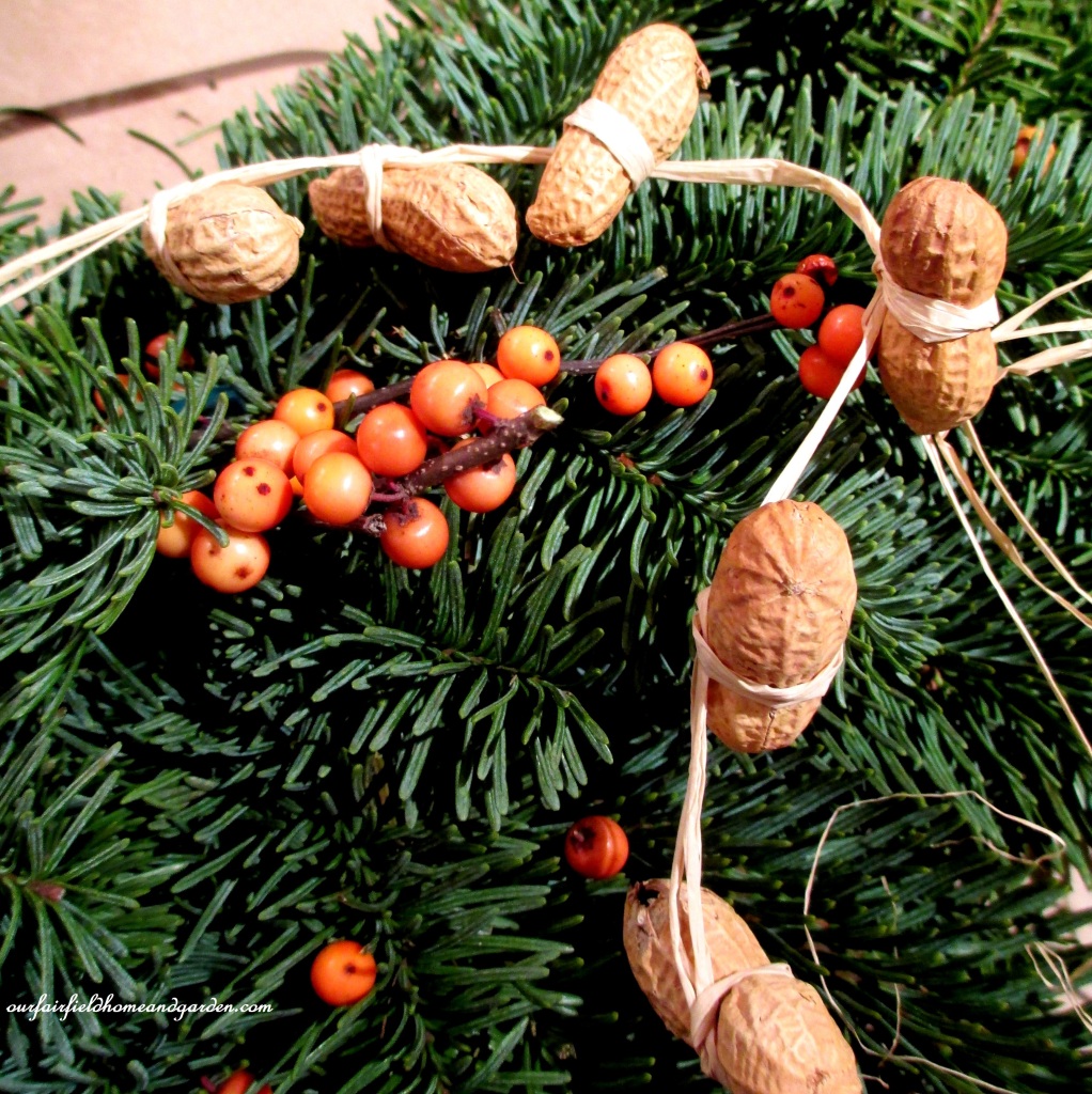 Peanut Garland https://ourfairfieldhomeandgarden.com/natural-holiday-bird-wreath/