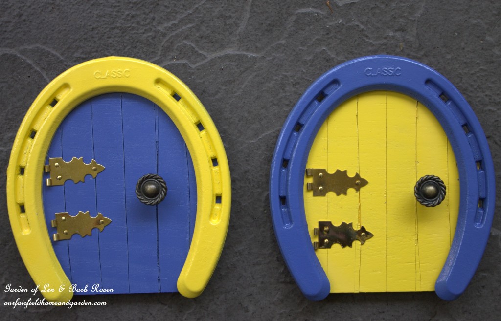 Colorful Horseshoe Fairy Doors https://ourfairfieldhomeandgarden.com/diy-horseshoe-fairy-door/
