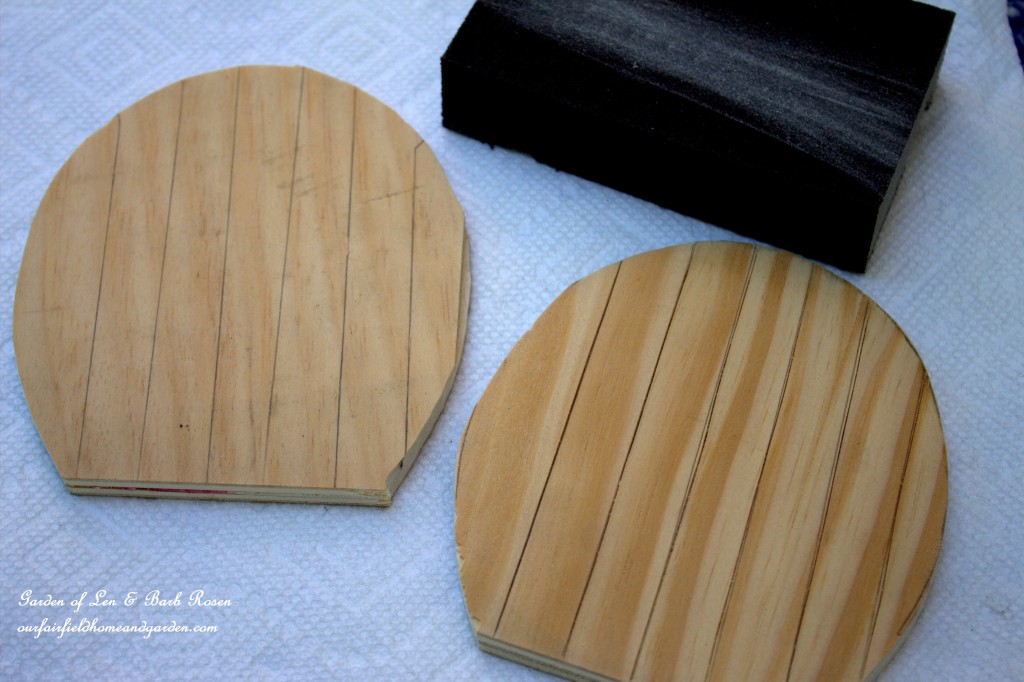 Horseshoe Fairy Door https://ourfairfieldhomeandgarden.com/diy-horseshoe-fairy-door/