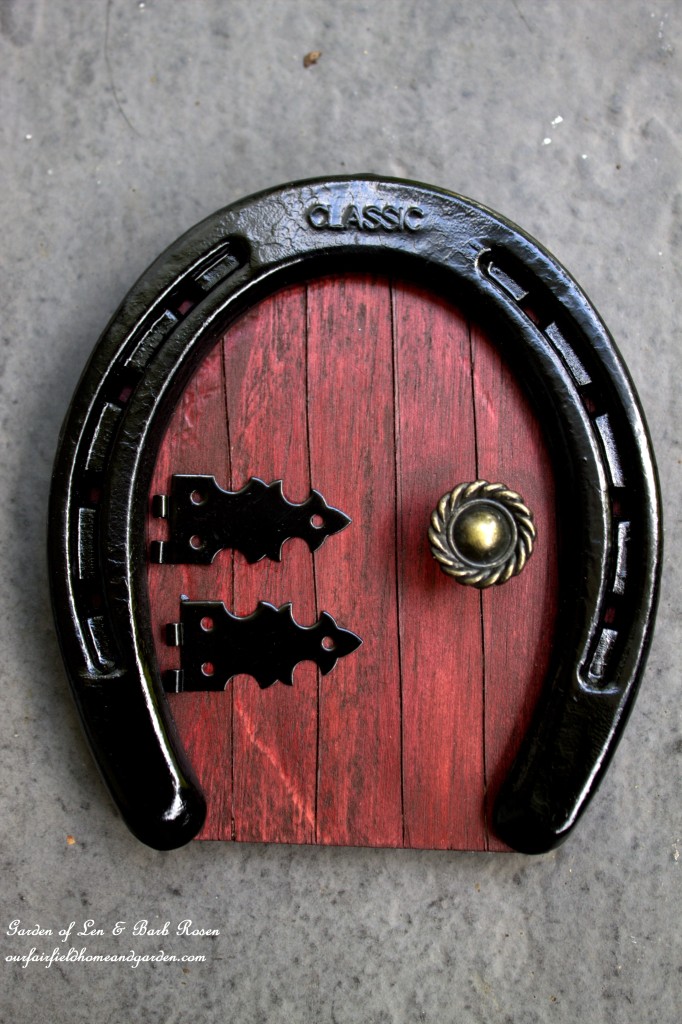 Horseshoe Fairy Door https://ourfairfieldhomeandgarden.com/diy-horseshoe-fairy-door/