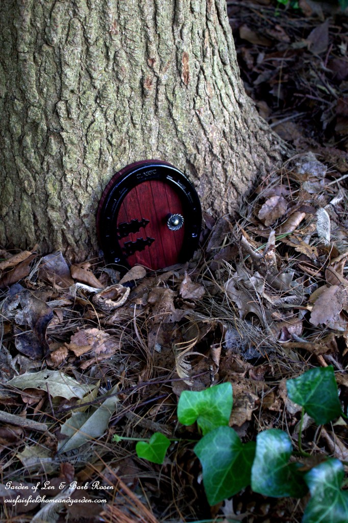 Horseshoe Fairy Door https://ourfairfieldhomeandgarden.com/diy-horseshoe-fairy-door/