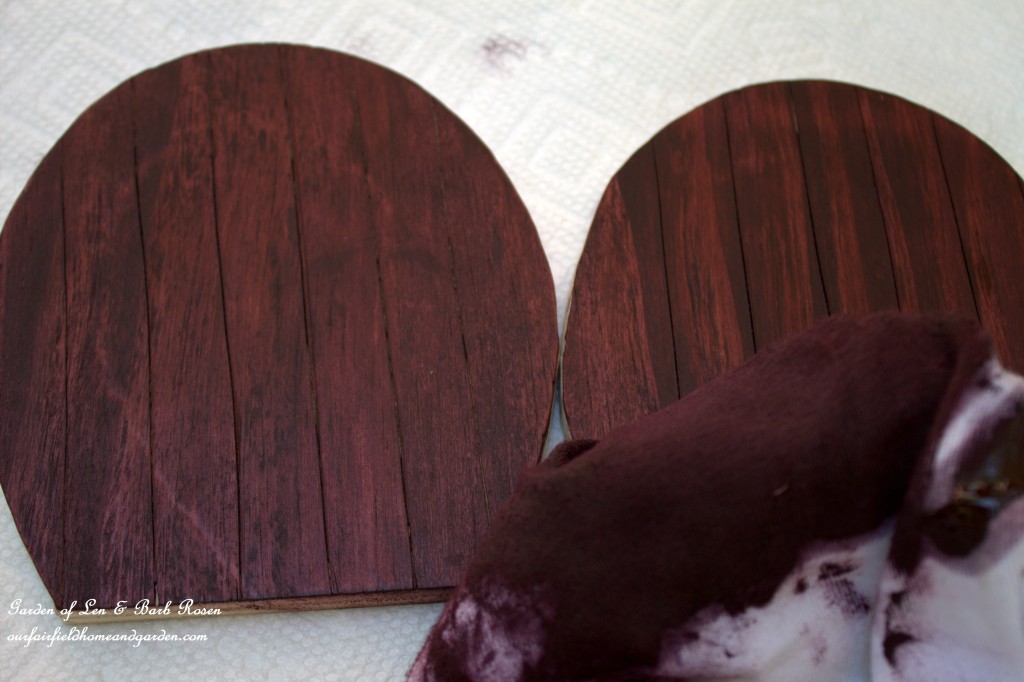 Horseshoe Fairy Door https://ourfairfieldhomeandgarden.com/diy-horseshoe-fairy-door/